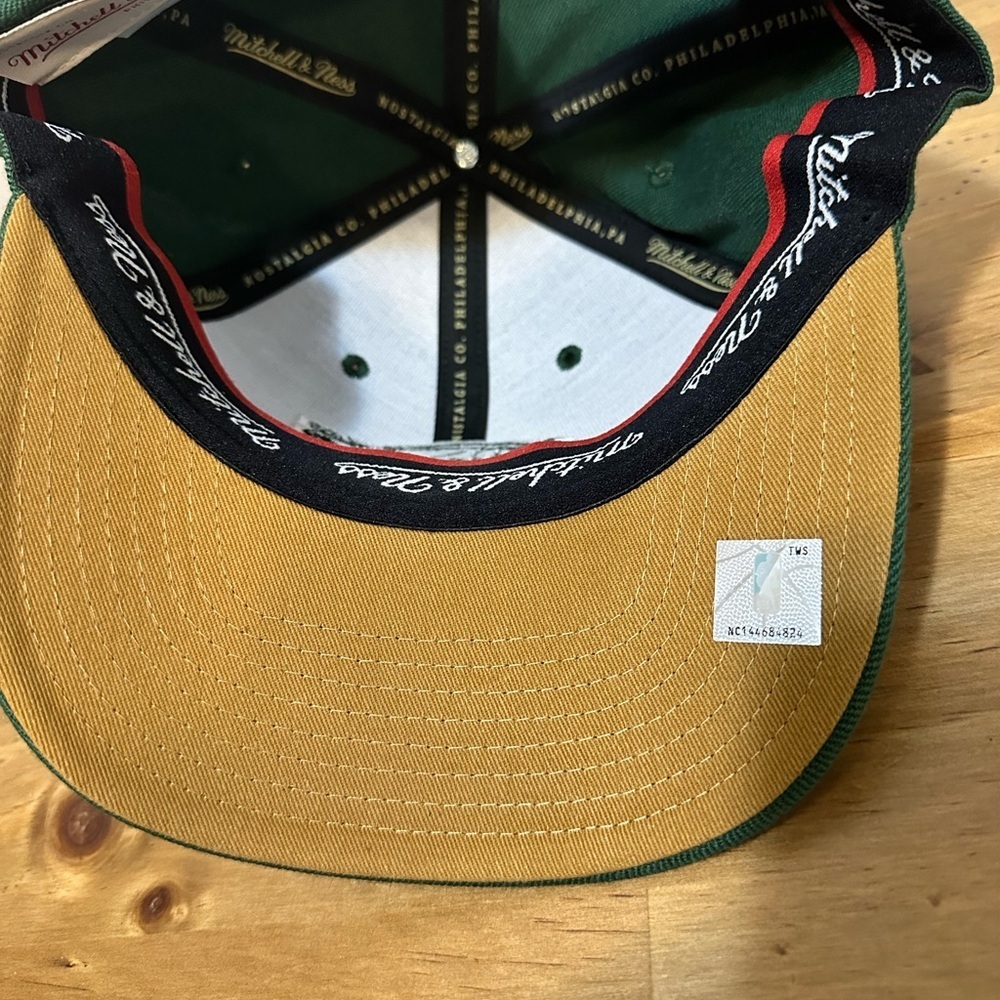 NWT La Lakers Mitchell & Ness Green Cap - Picture 3 of 10